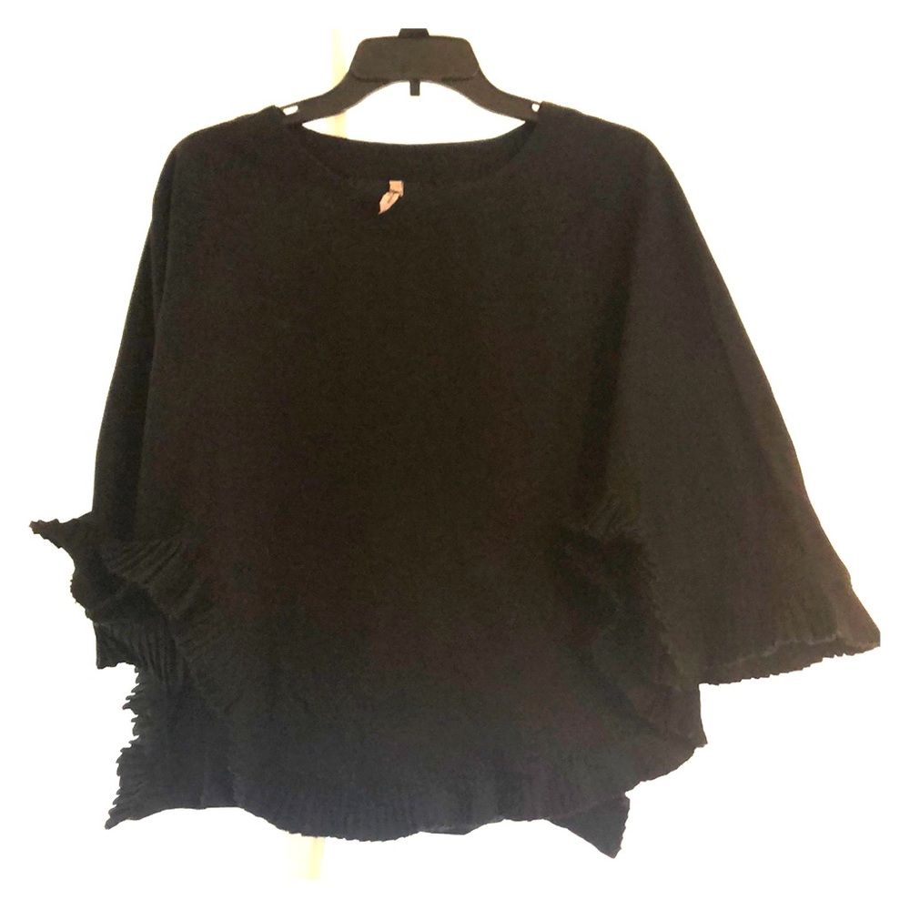 Ruffle bottoms blouse with side slit